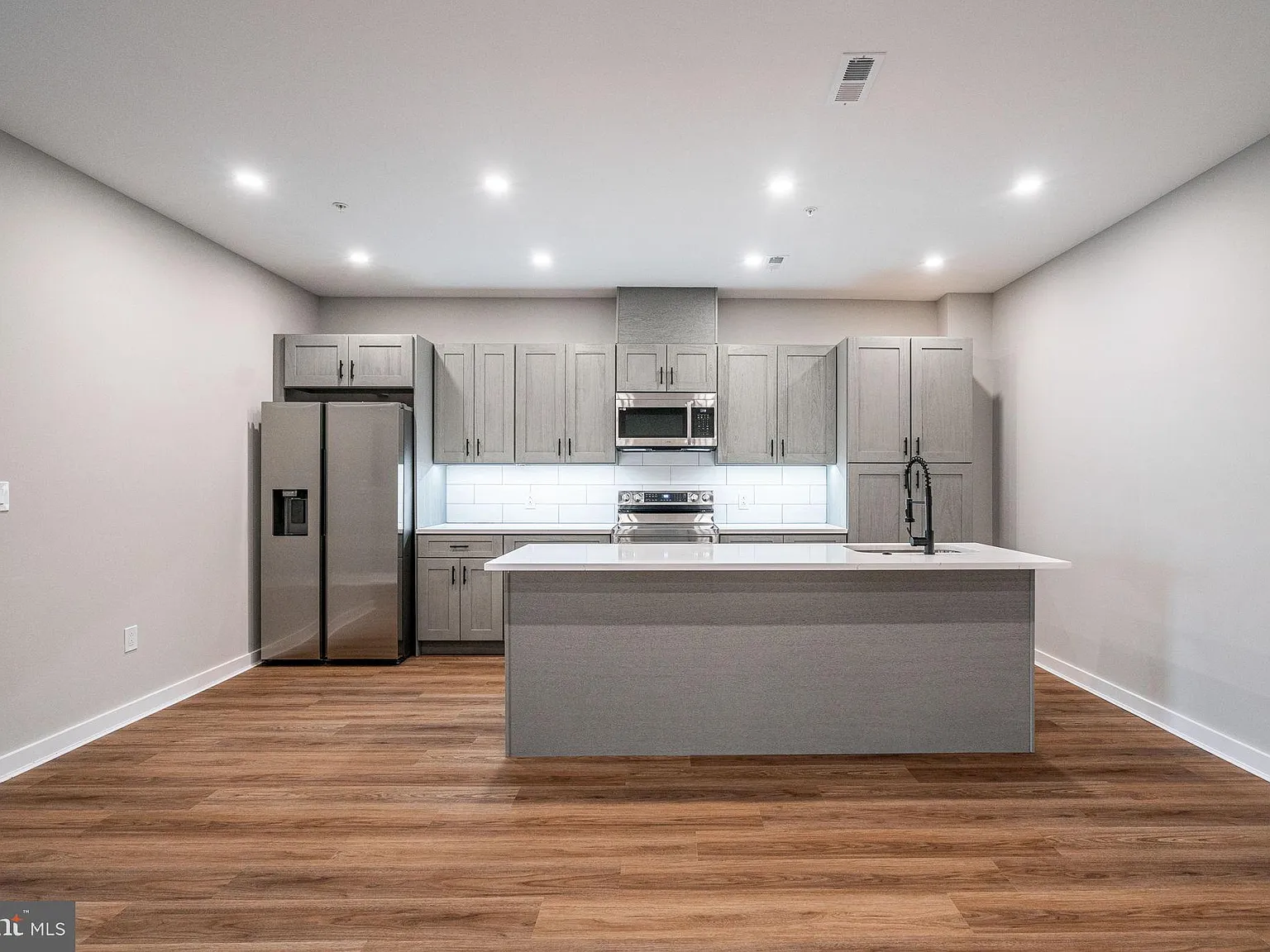 2 bed, 900 sqft, $3,200 — Photo 1