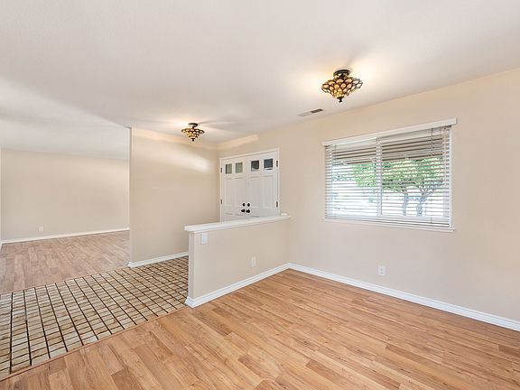 5th image of 742 Chatsworth Pl