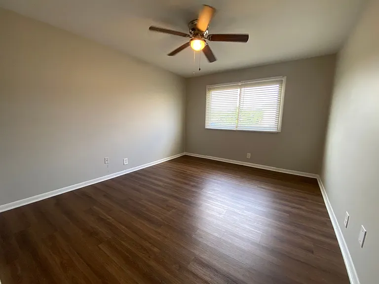 Executive House Apartments — Photo 37