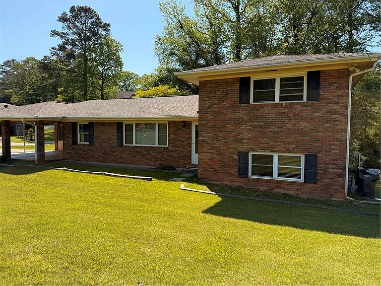 1395 Siesta Ln — Photo 3