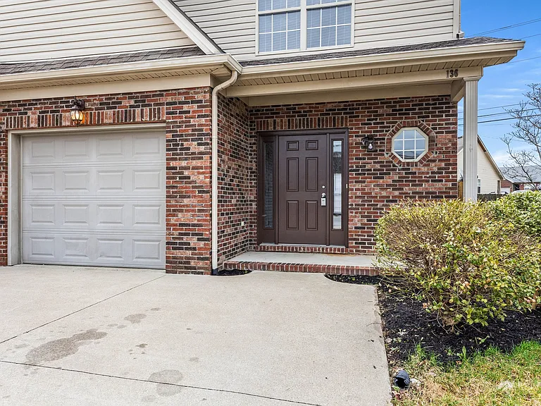 136 Lowell Ct — Photo 2