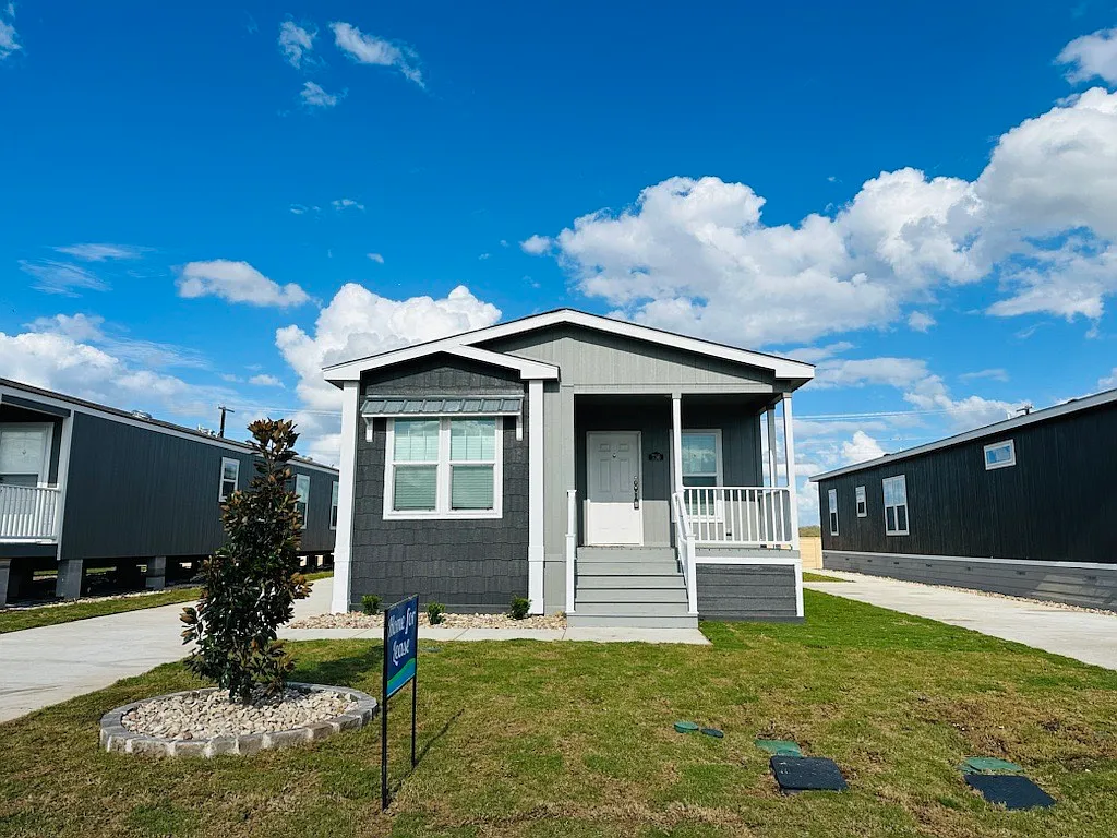 3 bed, 1632 sqft, $1,599 — Photo 1