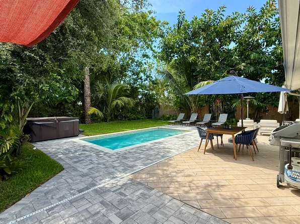 465 8th St, Naples, FL 34102