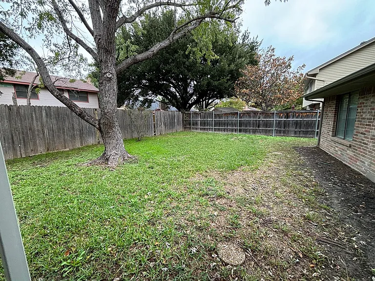 2514 Livingston Ln — Photo 30