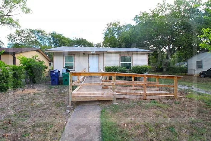 2 bed, 1.0 bath, 720 sqft, $825 — Photo 2