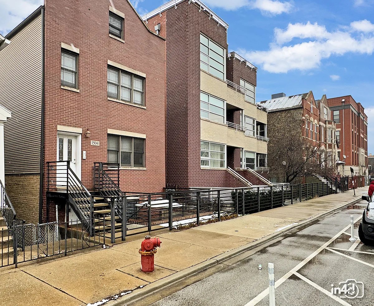 Building Photo - 1504 W Augusta Blvd #1
