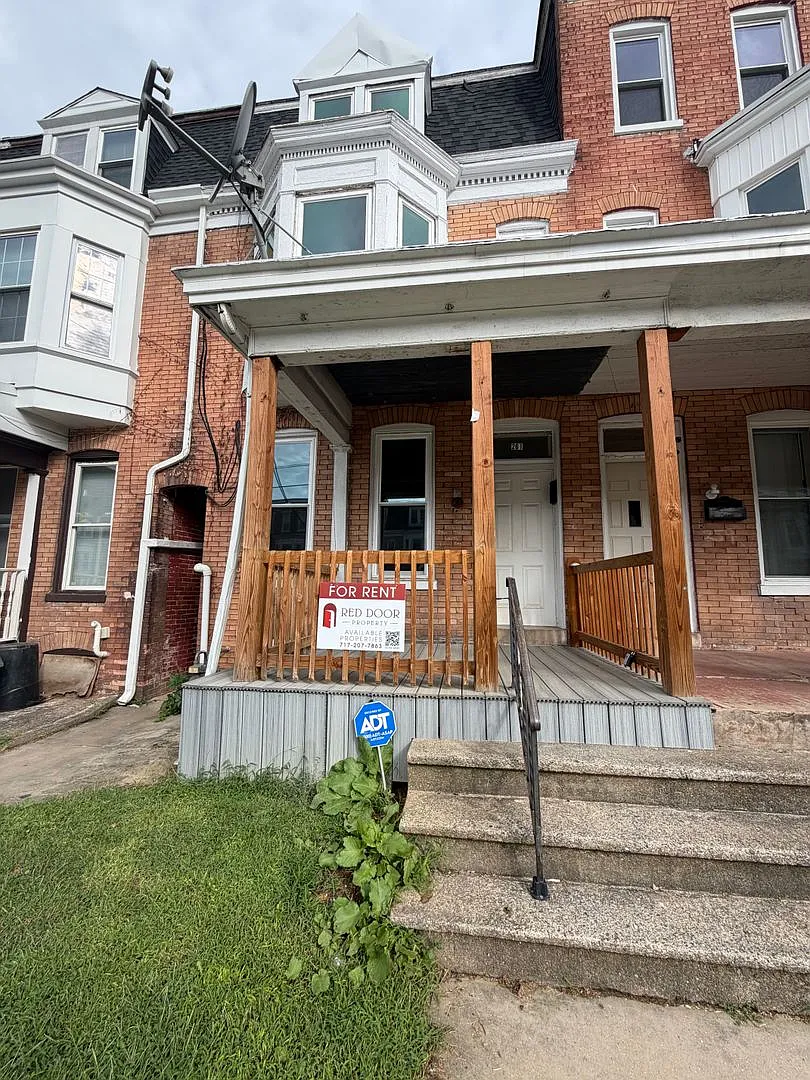 Student Housing -- 6 Bedroom Townhome by York College — Photo 1