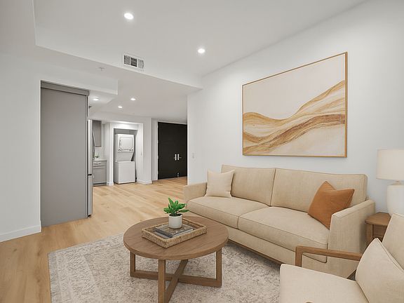 4th image of 858 S Bedford St #100