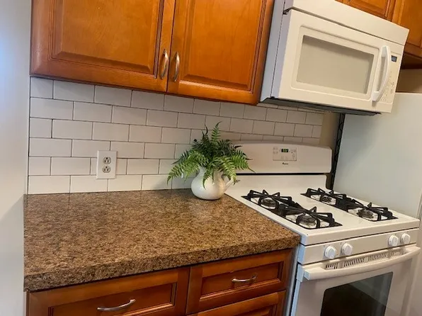 526 Green Ln, Philadelphia, PA 19128