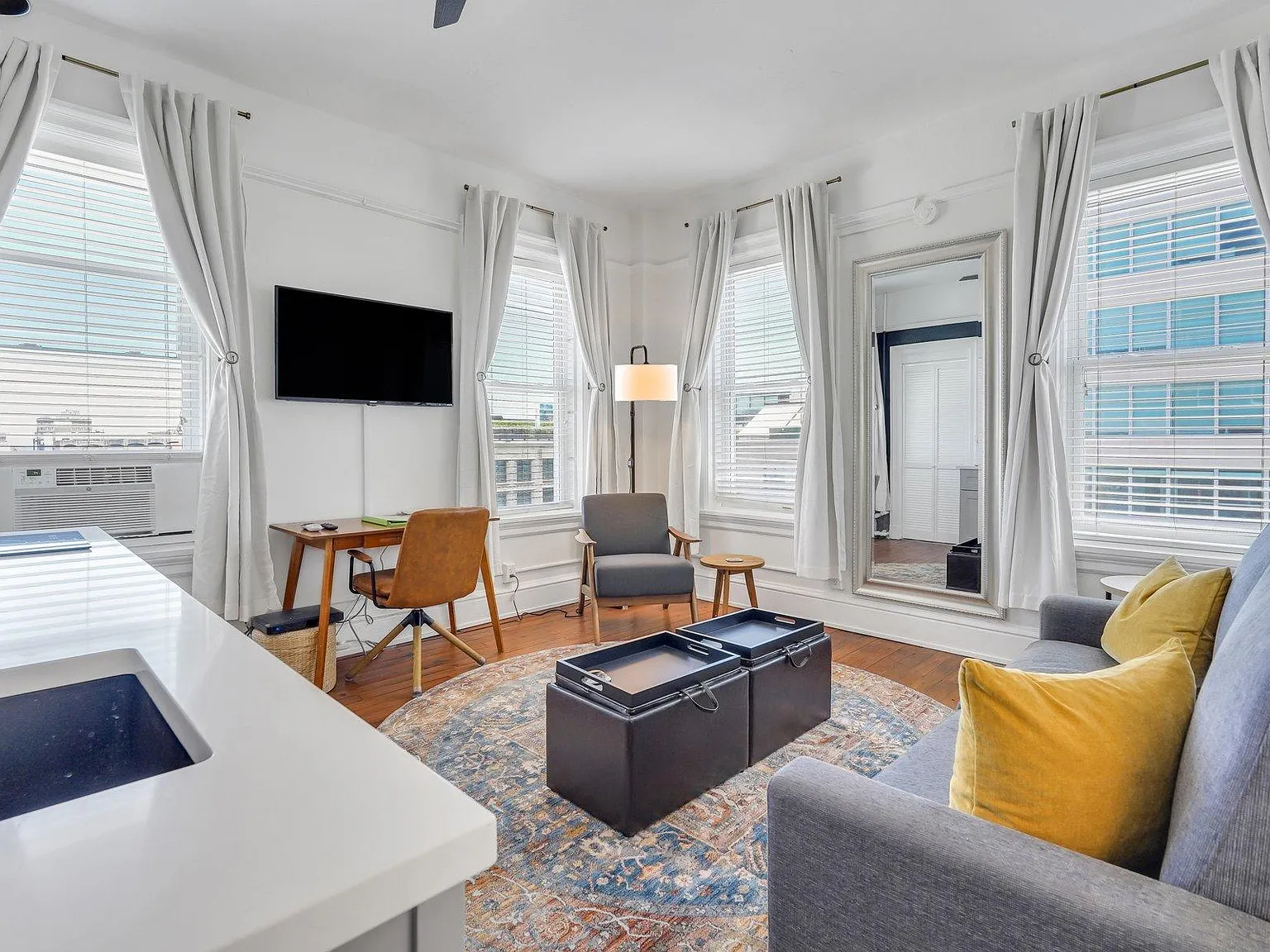 1 bed, 300 sqft, $1,875 — Photo 2