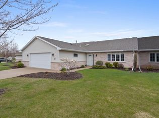 1611 Twin Lakes Cir, Green Bay, WI 54311