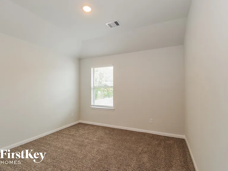317 Lakeway Cir — Photo 10