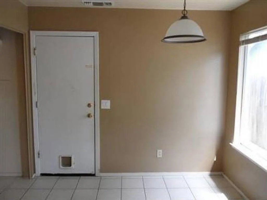 9197 Laguna Center Cir photo 1