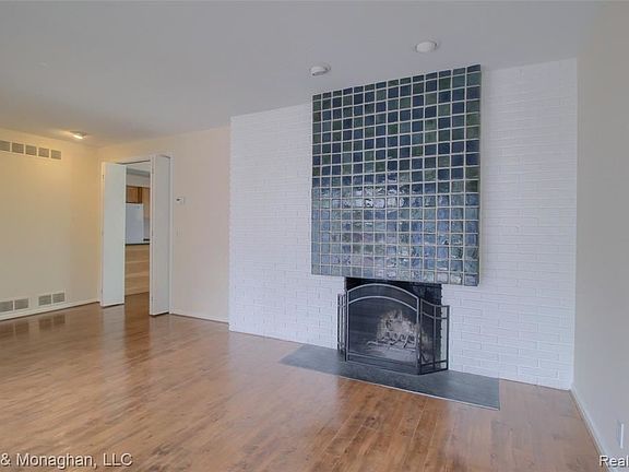 4th image of 900 Crescent Ln