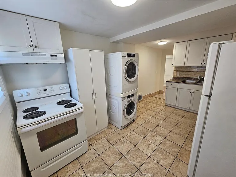 1143 Langlois Ave — Photo 10