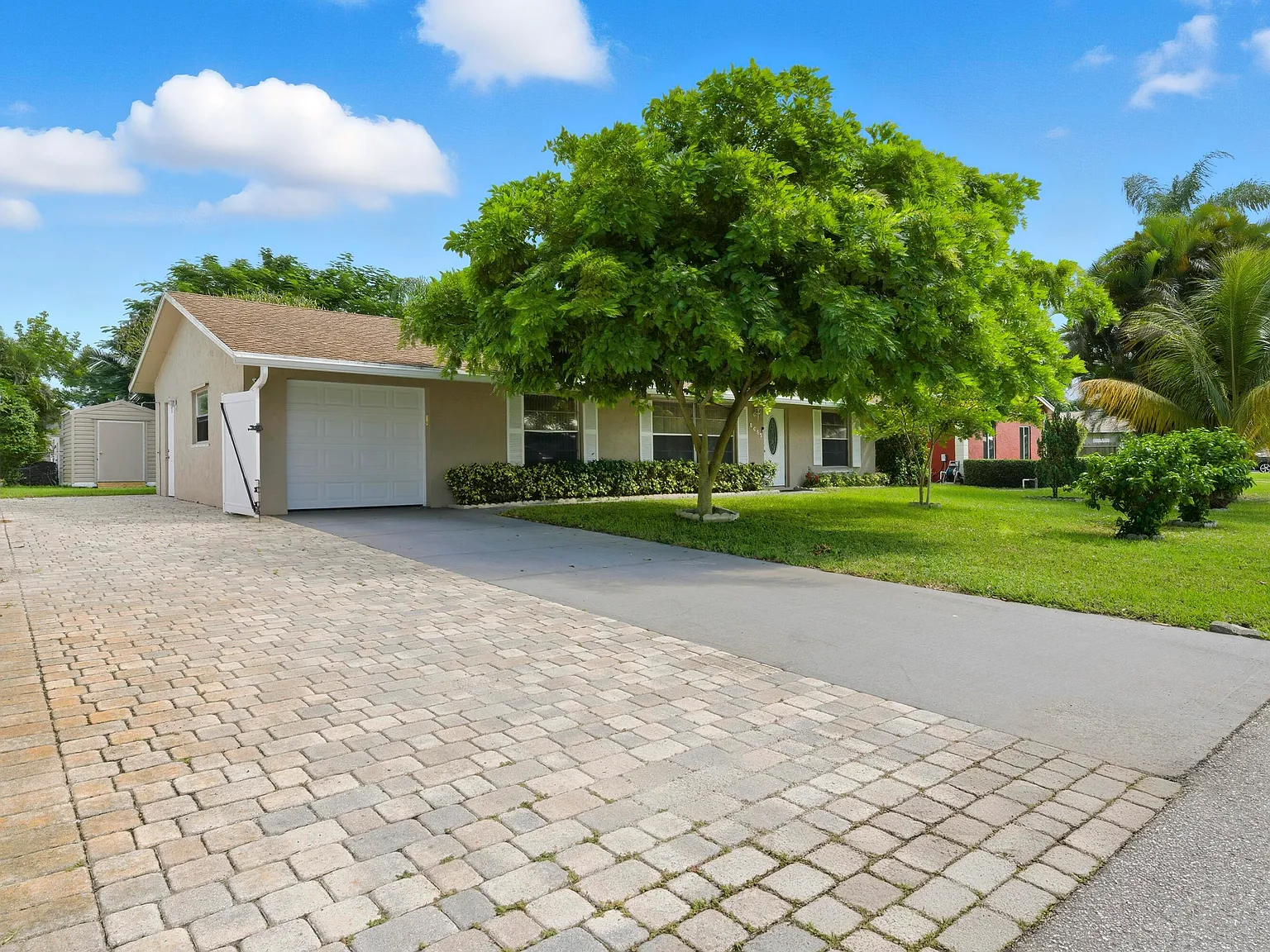 3 bed, 2.0 bath, 1118 sqft, $3,200 — Photo 3
