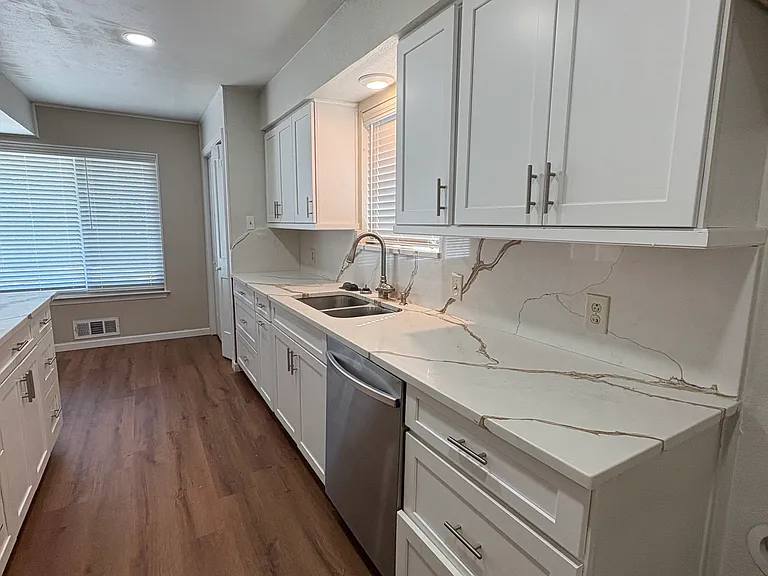 615 Oak Forest Dr — Photo 7