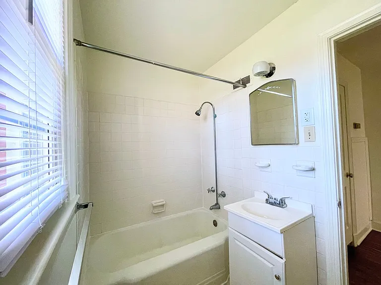 Latham Park Manor — Photo 20