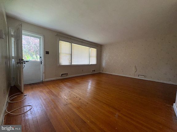 5th image of 538 Fordham Ave