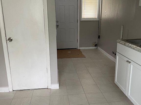 3rd image of 32619 Montcalm St