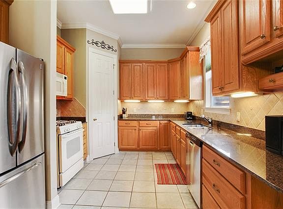 5th image of 609 N Woodlawn Ave