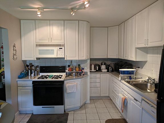 2nd image of 580 Cumberland Trl APT A