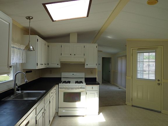 4th image of 64 Pinehurst Dr