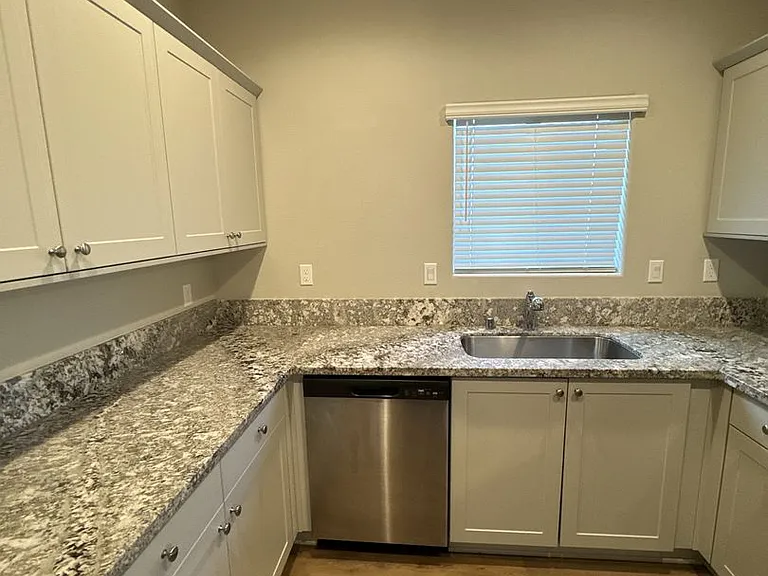 514 S Summit St #101-103 — Photo 6
