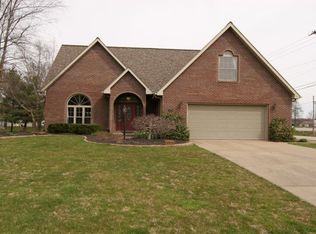 814 E Ridgeway Dr, Huntingburg, IN 47542