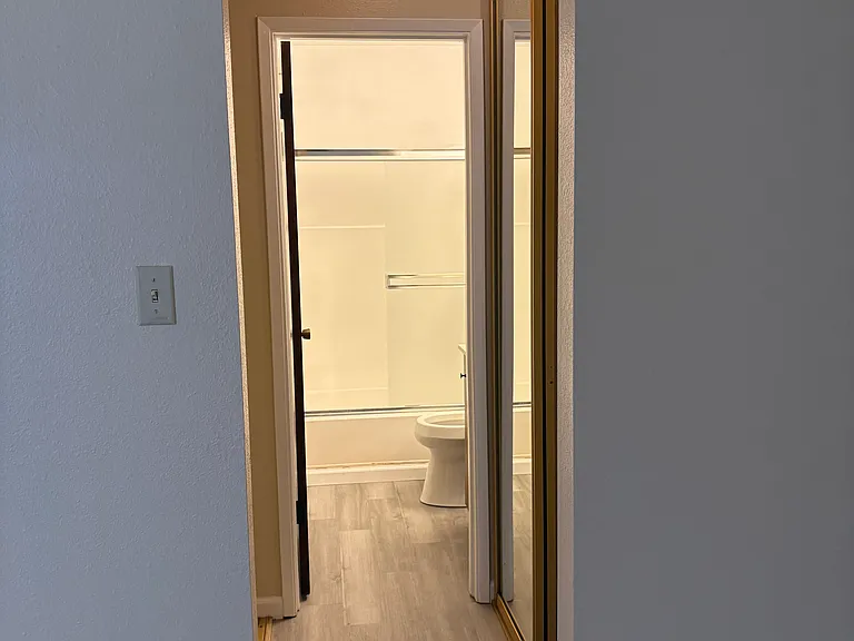 105 Piccadilly Pl #C — Photo 13
