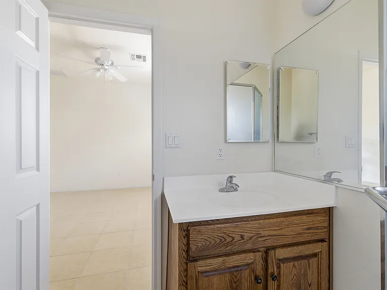 512 W Brown St — Photo 18