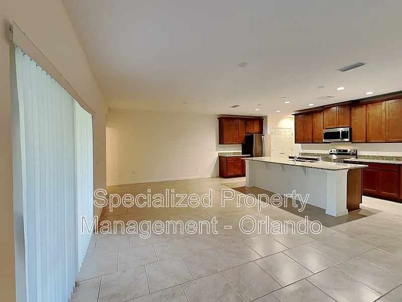 4 bed, 2.5 bath, 2032 sqft, $2,299 — Photo 2