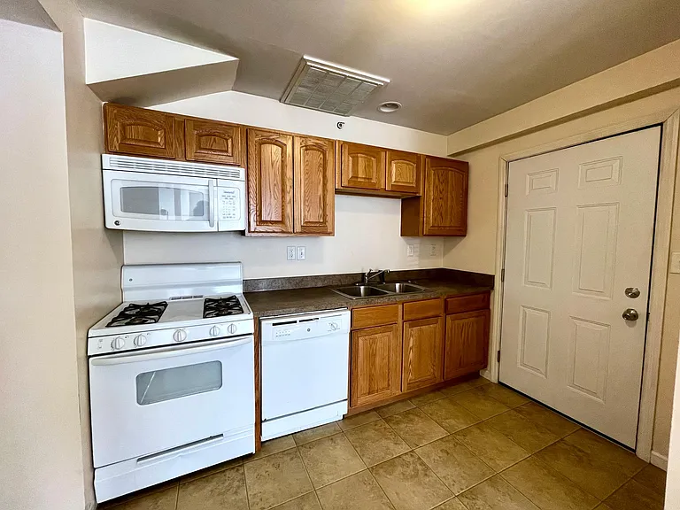 8 Parker St #4 — Photo 4
