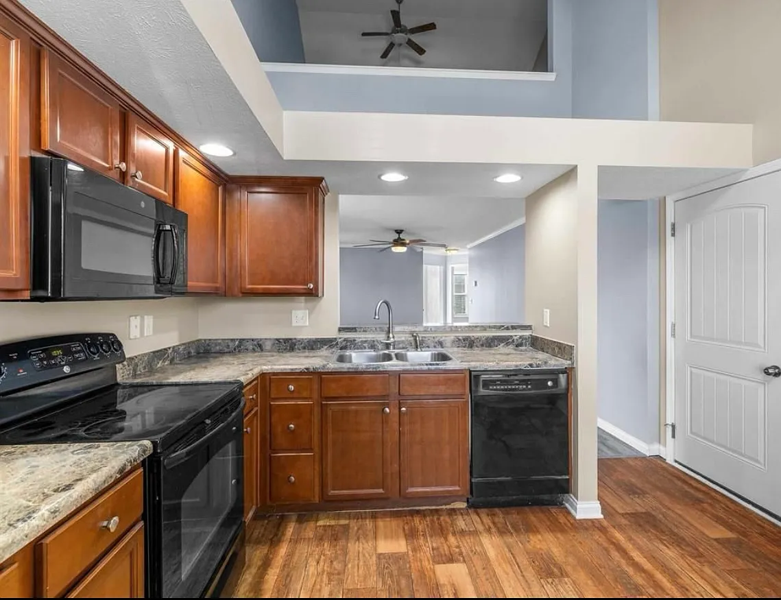 3 bed, 1320 sqft, $1,650 — Photo 2