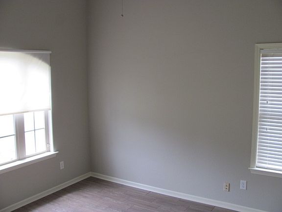5th image of 404 Largo Dr