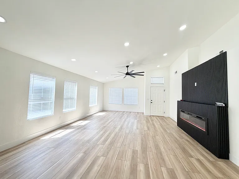 8221 Grassy Point Cir — Photo 4