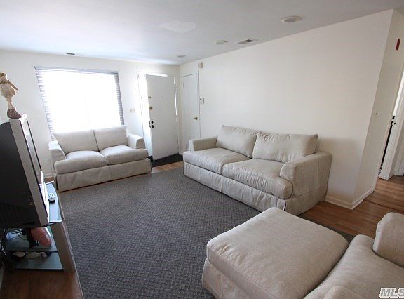 3rd image of 218 Cambridge Dr