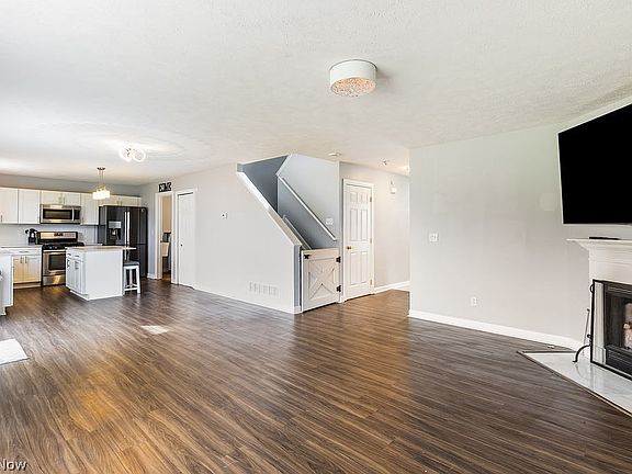 2nd image of 1718 Lockwood Oval