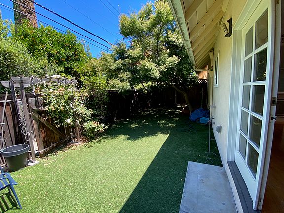400 sq.ft. private backyard