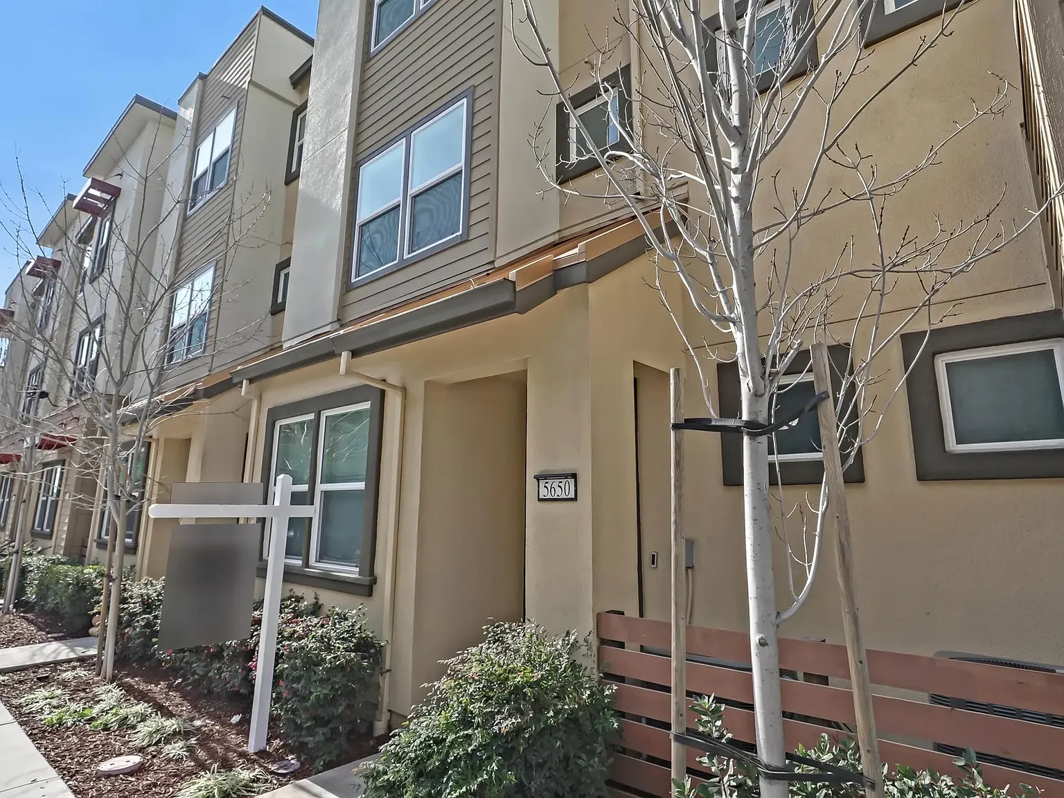 3 bed, 1827 sqft, $3,925 — Photo 2