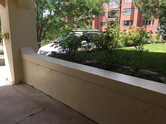 Front porch w/ parking space