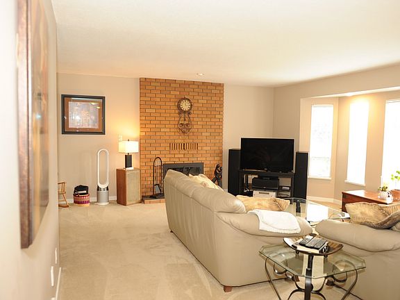 4th image of 21159 Douglas Ave