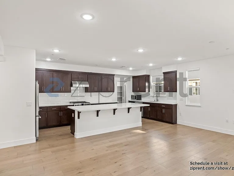 376 Line St — Photo 5
