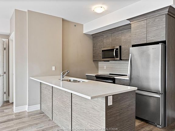 4th image of 955 Ouellette Ave #205