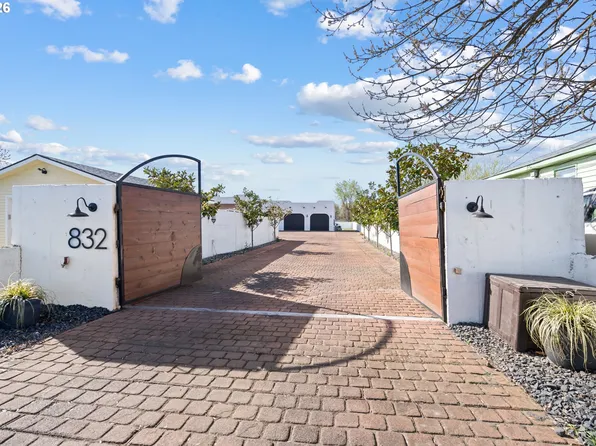 832 E Main St, Hermiston, OR 97838