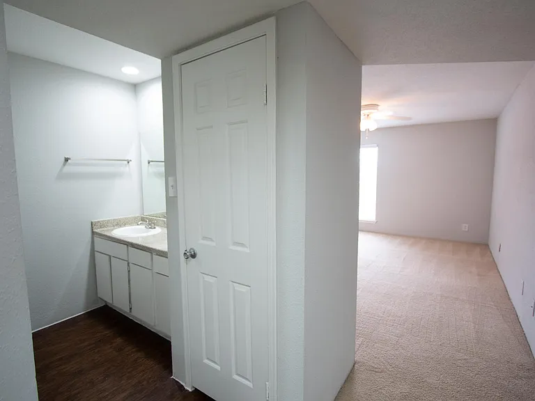 The Claridge Apartments — Photo 6