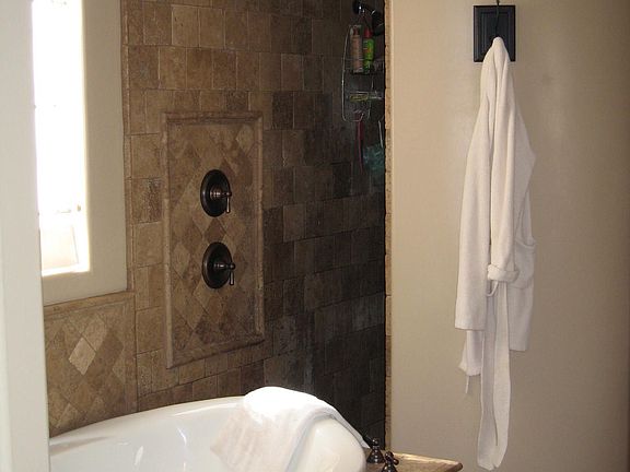 Jetted Tub w/ circular Snail Shower