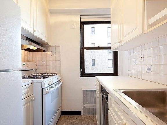 5th image of 165 E 72nd St APT 12F