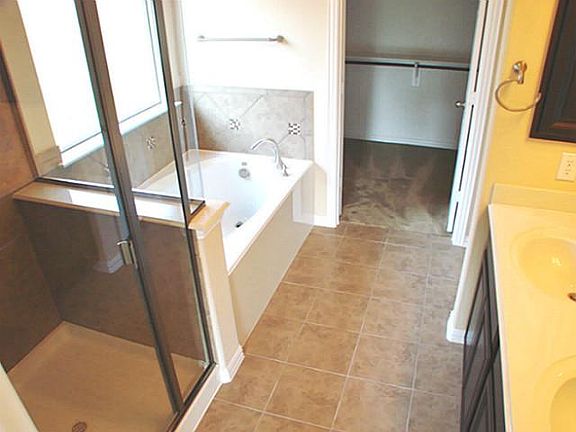 5th image of 2704 Golfview Dr