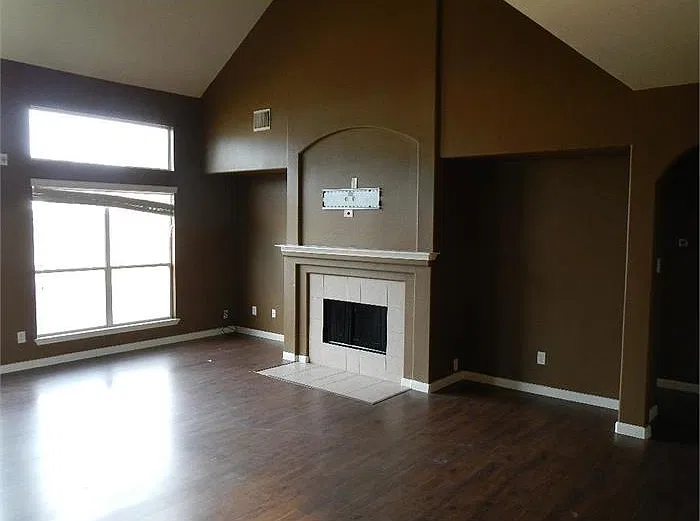 5 bed, 2.5 bath, 3199 sqft, $3,200 — Photo 2